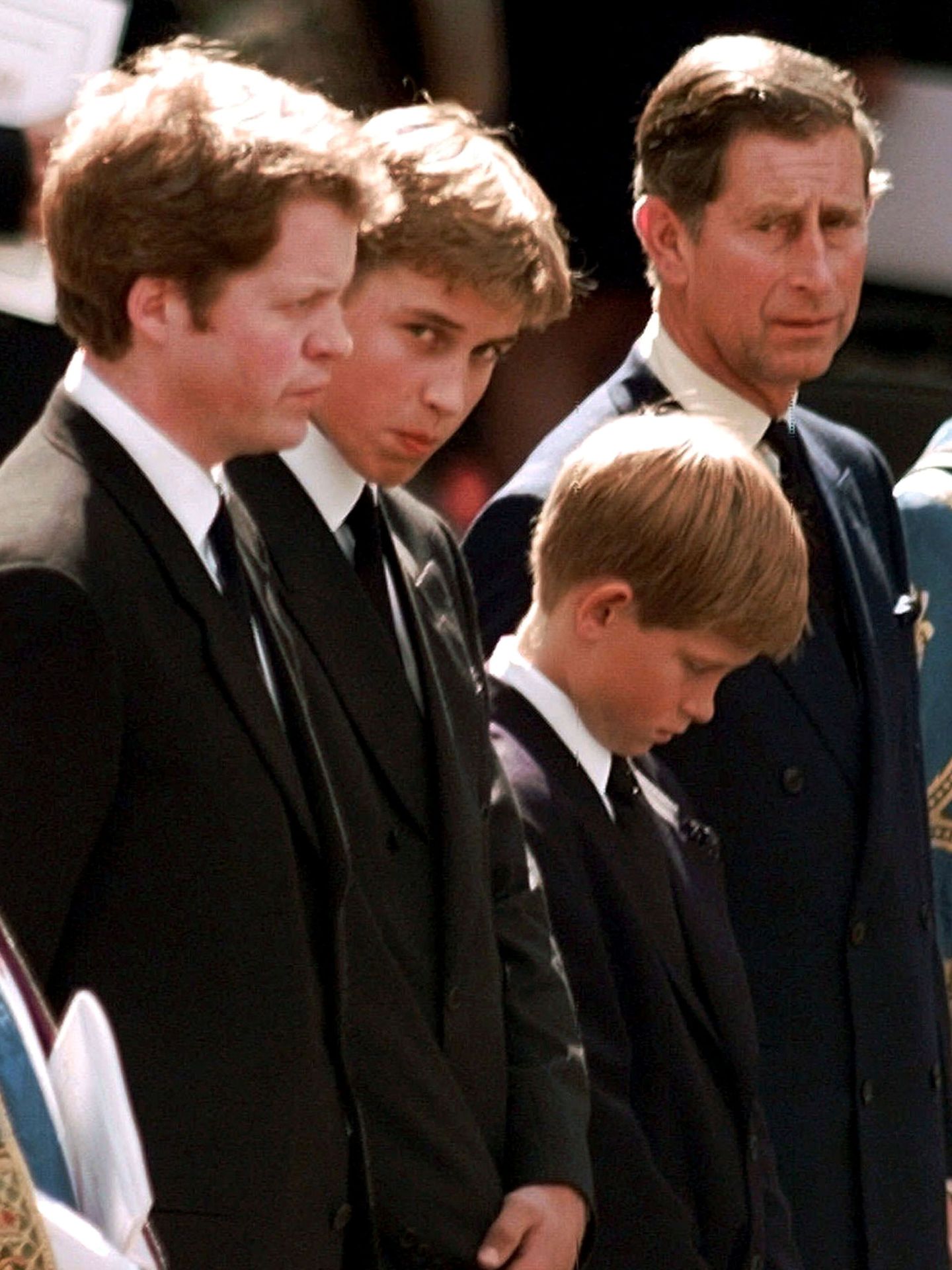 Charles Spencer, junto a Carlos, Harry y Guillermo en el funeral por Lady Di. (Reuters)