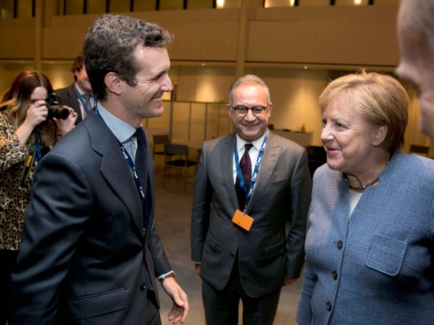 Pablo Casado conversa con la canciller alemana, Angela Merkel. (EFE)