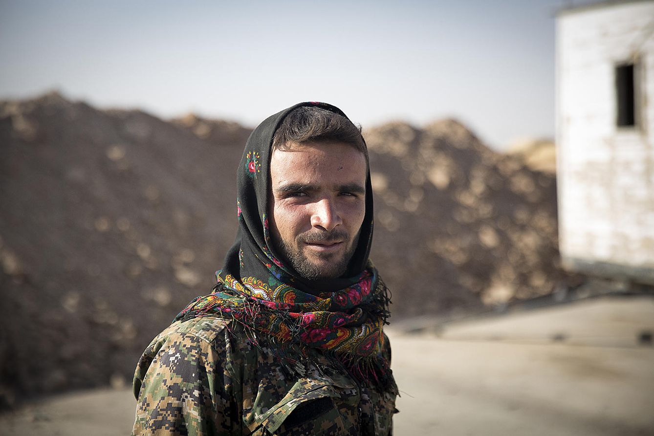 Mazlum, miliciano del YPG, en el cuartel de defensa a las afueras de Hasaka (Foto: David González).