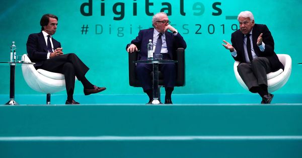 Foto: Los expresidentes del Gobierno Felipe González (d) y José María Aznar (i) participan en un debate sobre cómo la tecnología continuará transformando la sociedad. (EFE)