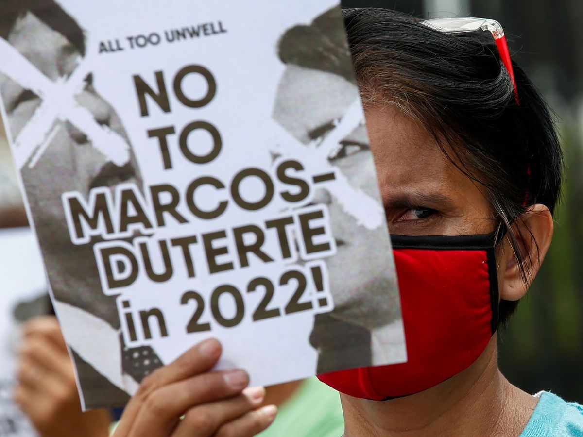 Foto: Protesta en Quezon City, Filipinas, contra la candidatura de Marcos y Duterte. (EFE/Rolex Dela Pena))