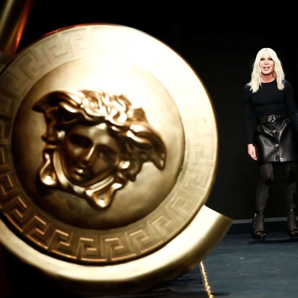 Donatella desvela el significado personal y feminista de la Medusa de  Versace