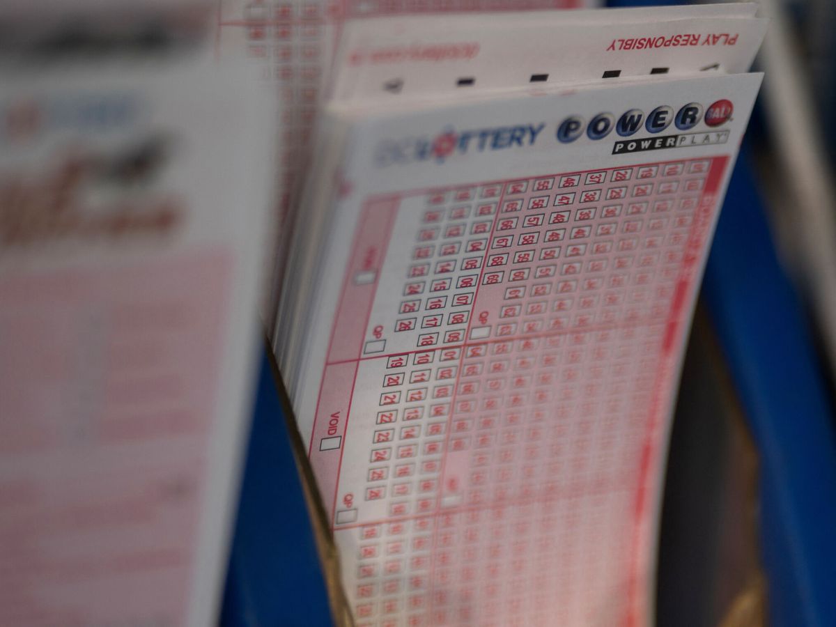 Foto: Así son los boletos de Powerball, la lotería que más dinero reparte en EEUU (Reuters/Nathan Howard)