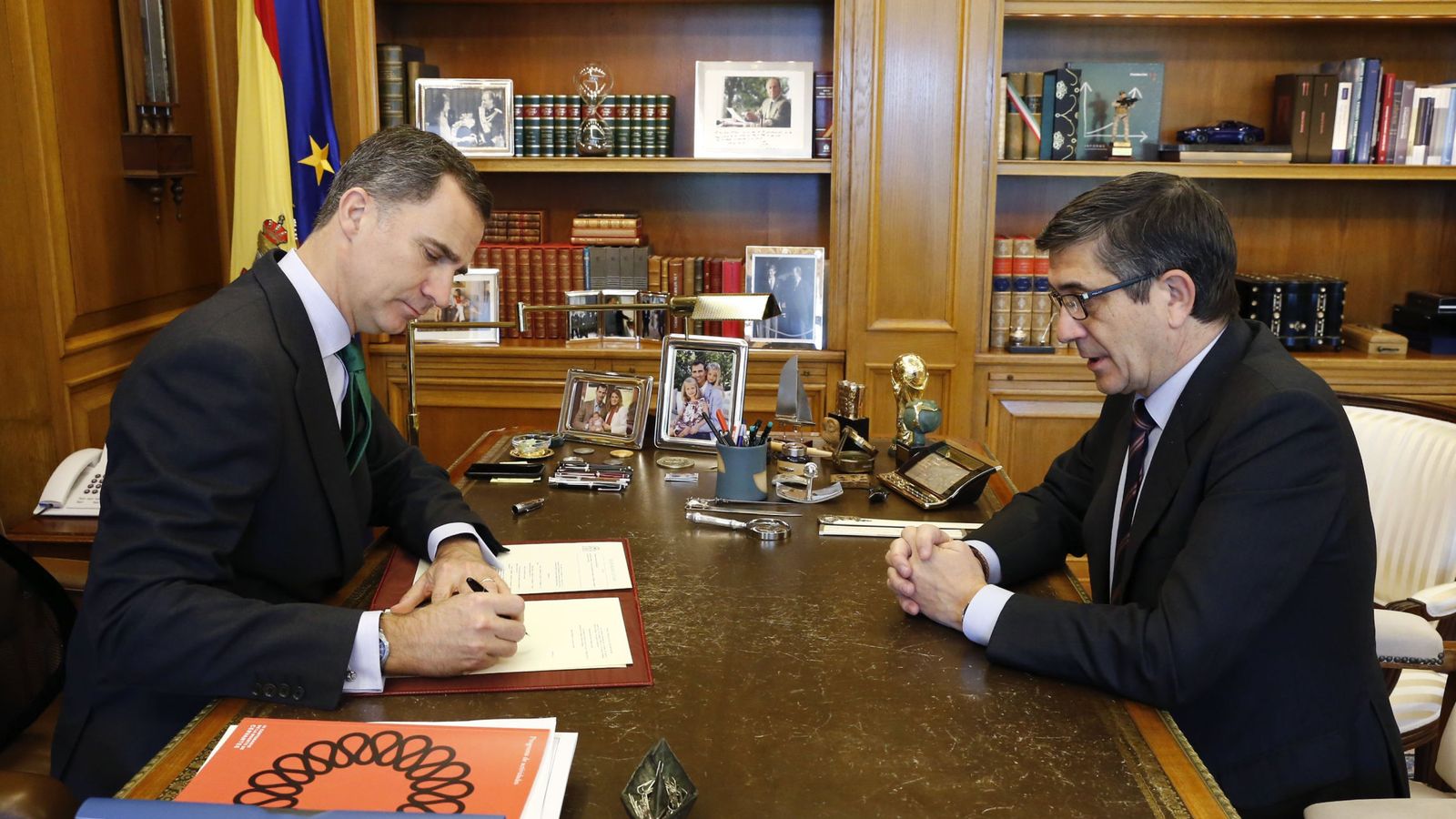 Foto: El Rey firma el decreto de disolución de las Cortes junto a Patxi López (Efe).