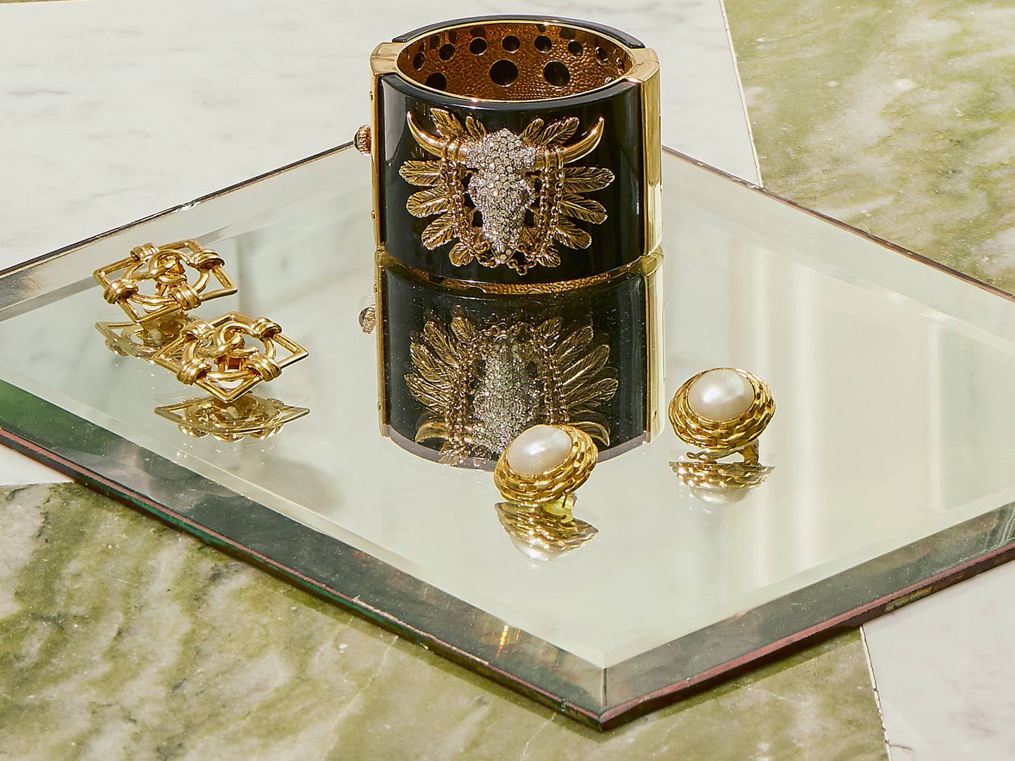 Joyas de coleccionista como los pendientes con logo o con maxiperlas, ambos de Chanel, o este brazalete de Roberto Cavalli. (Cortesía)
