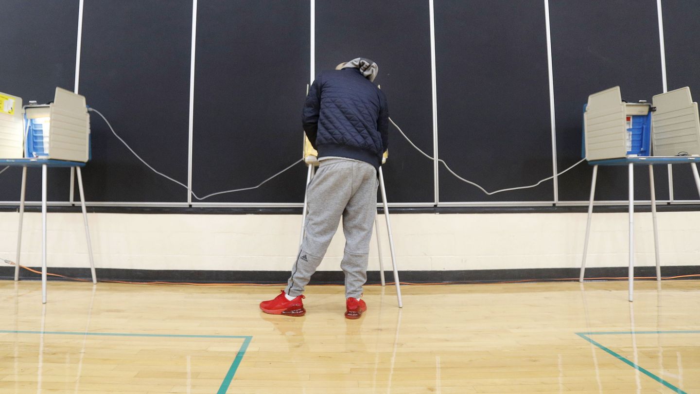 Un votante rellena su papeleta. (Reuters)