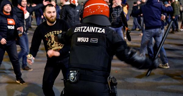 Foto: Un 'ertzaina' interviene durante la batalla campal entre hinchas del Athletic y el Spartak el pasado 22 de febrero durante la cual murió un agente. (EFE)