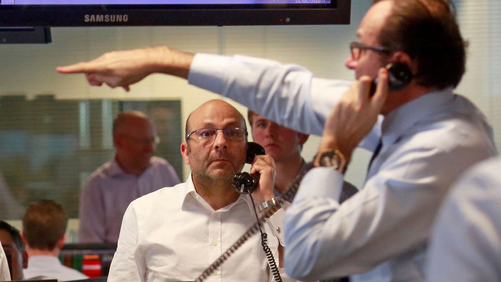 Foto: Traders en la bolsa de Londres (Reuters)