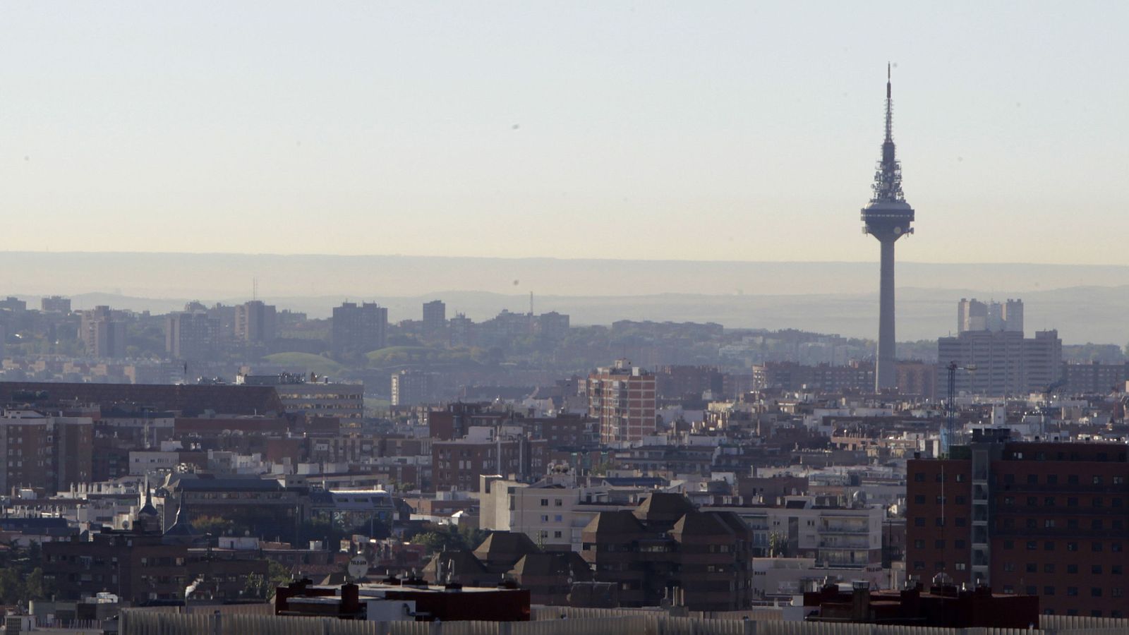 Foto: El 'skyline' de Madrid, con la contaminación de fondo (EFE)