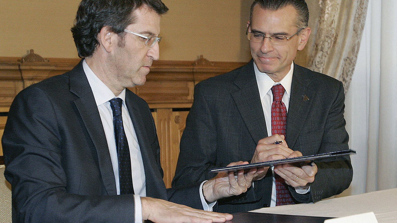 Foto: Feijóo, con el director general de Pemex, Juan José Suárez Coppel, durante la firma del acuerdo de colaboración en 2012. (EFE)