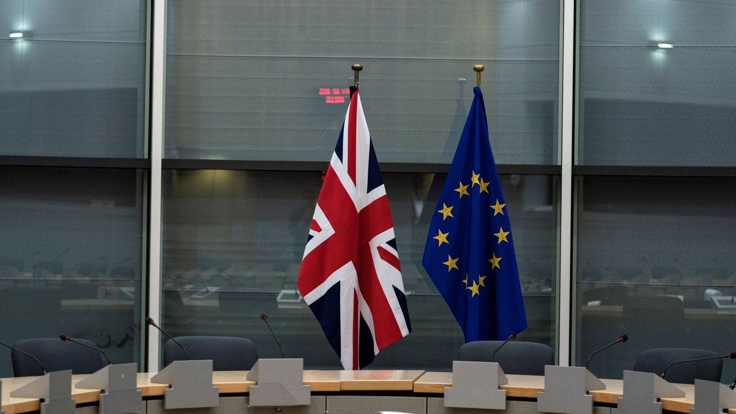 Bandera europea y británica en una de las salas de negociación de la Comisión Europea. (Reuters)