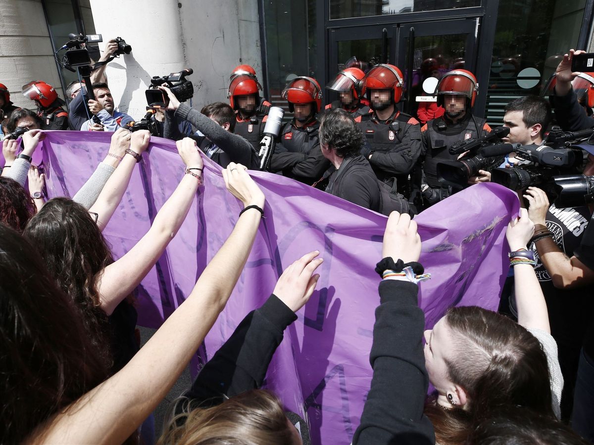 Foto: Concentración feminista contra la sentencia a La Manada en 2018 de la Audiencia Provincial. (EFE/Jesús Diges)