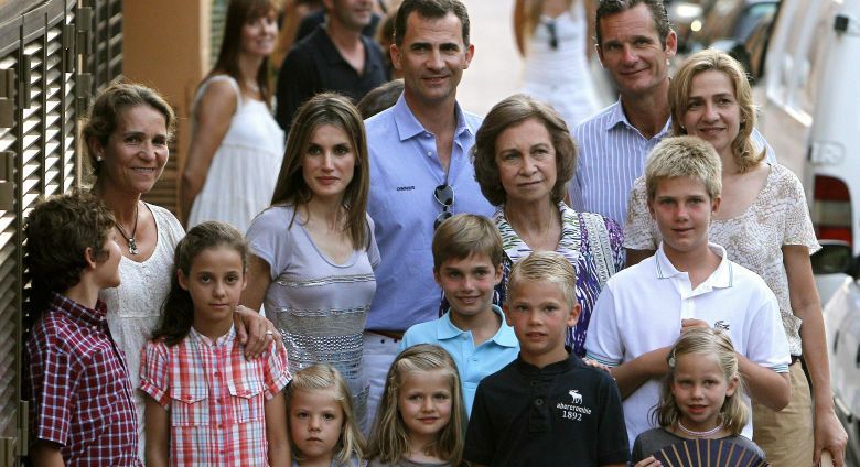  La reina Sofía posa junto a los príncipes de Asturias, los duques de Palma, la infanta Elena y el resto de la Familia Real a excepción del rey Juan Carlos en 2011. (EFE)