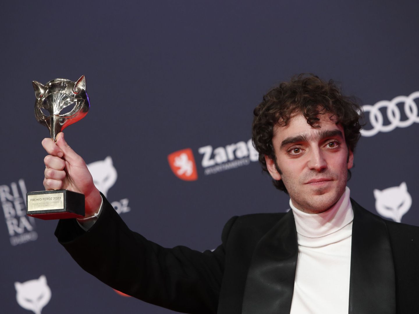 El actor Nacho Sánchez tras recibir el premio a mejor actor protagonista de película por su trabajo en 'Mantícora' (EFE/JAVIER BELVER)