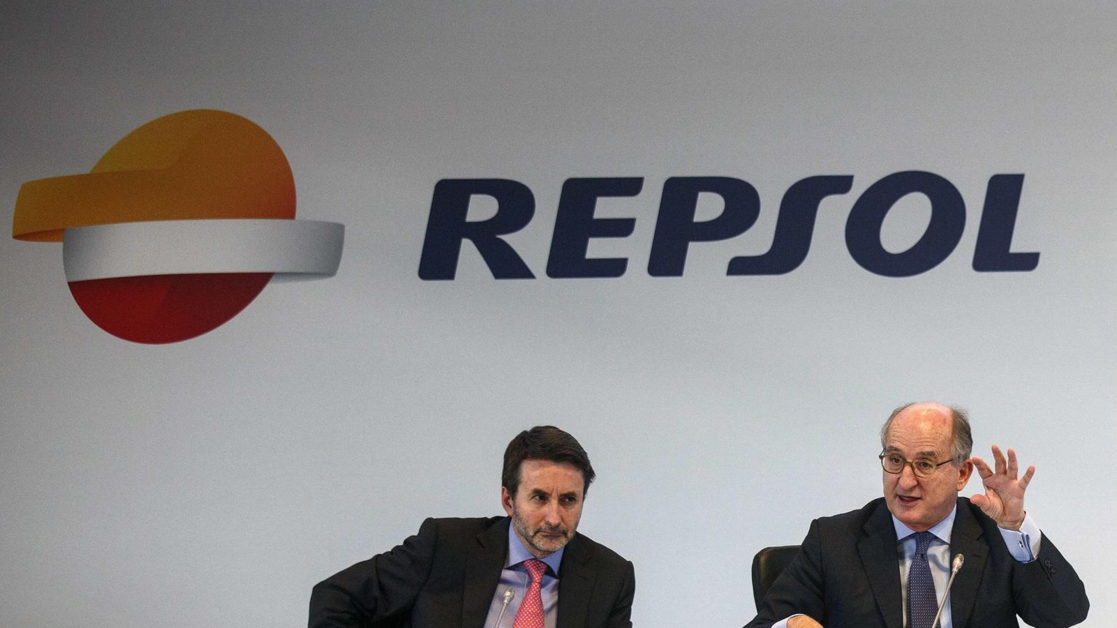 Foto: Antonio Brufau, presidente de Repsol (dcha) junto al presidente ejecutivo, Josu Jon Imaz. (Reuters) 