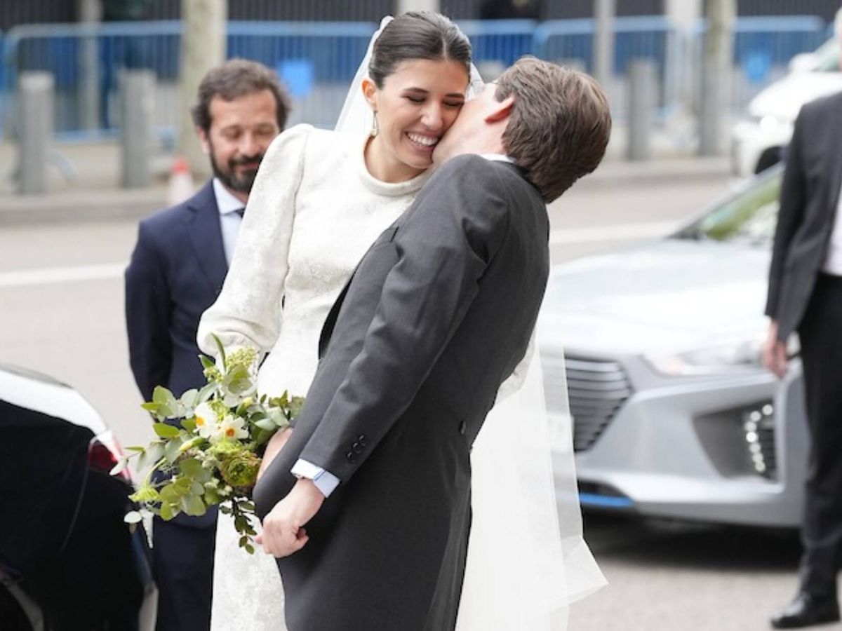 Foto: El tierno beso en la mejilla tras su boda entre Martínez-Almeida y Teresa Urquijo. (LP)