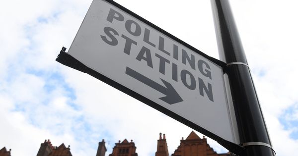 Foto: Una señal indica el lugar de un centro de votación en Londres (Reuters)
