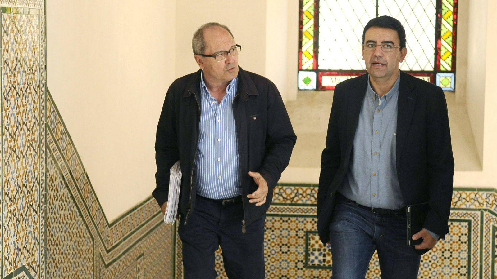 Foto: Los representantes del PSOE-A, Mario Jiménez (d) y Juan Cornejo (i), antes de la reunión negociadora. (Efe)