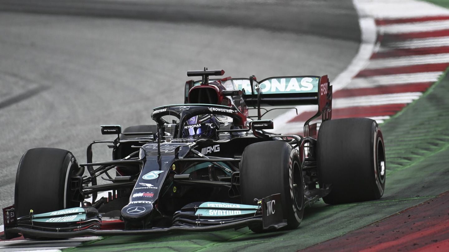Hamilton mostró cierto abatimiento ante la derrota que le infligió Max Verstappen