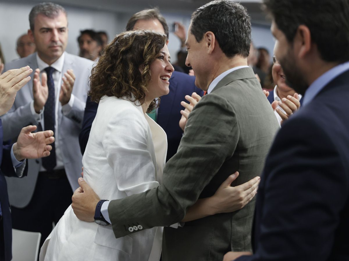 Foto: El presidente de Andalucía, Juanma Moreno, recibe felicitaciones de la presidenta de la Comunidad de Madrid, Isabel Díaz Ayuso. (EFE/Emilio Naranjo)