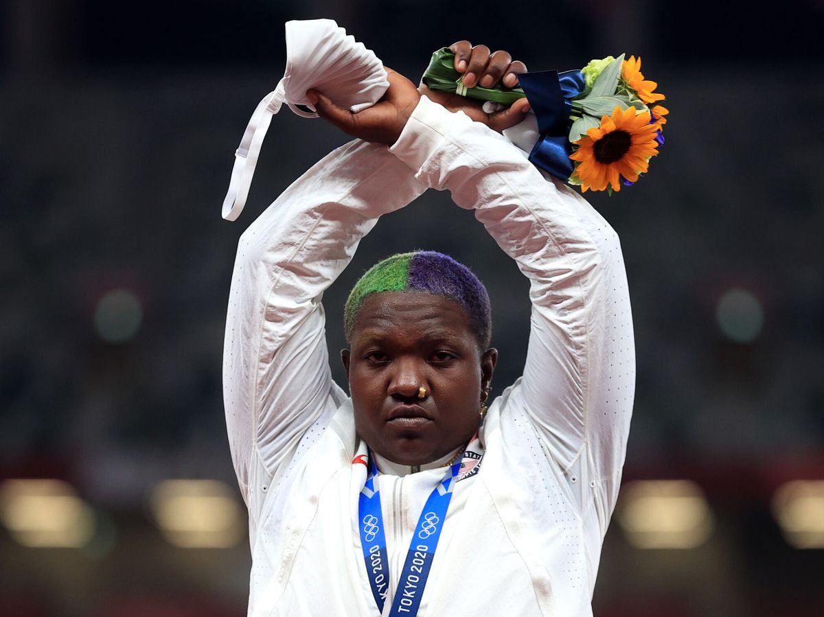 Foto: Raven Saunders, al recibir la medalla de plata por lanzamiento de peso. (Reuters) 