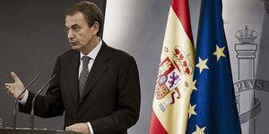 Zapatero ocultó a su Gobierno lo que iba a anunciar; un SMS de Rubalcaba lo confirmó