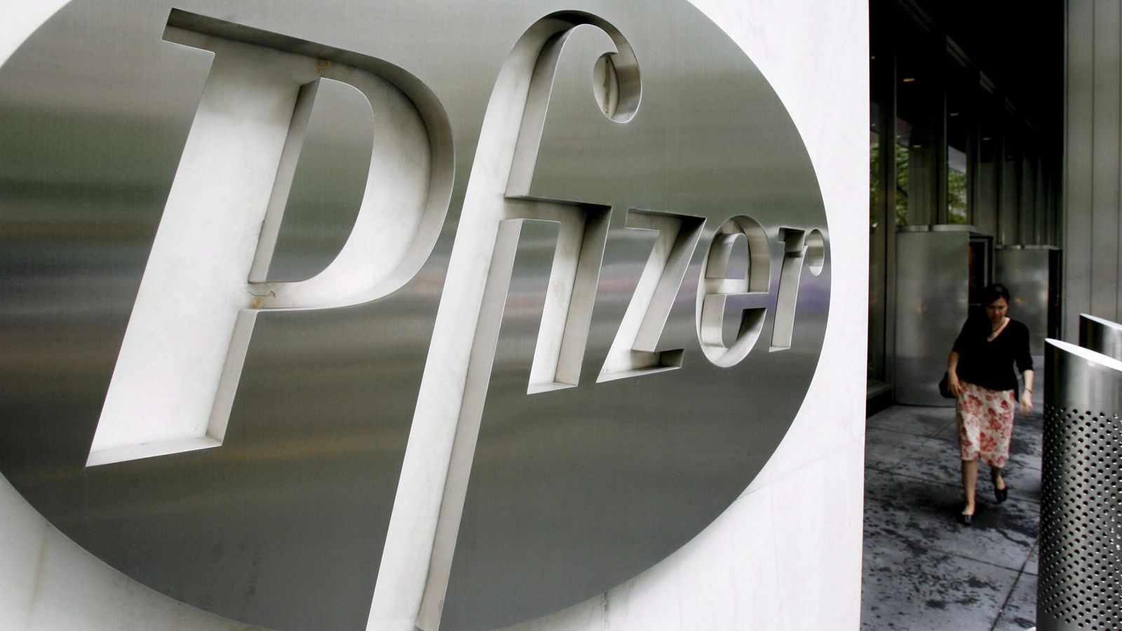 Foto: Logo de la farmacéutica Pfizer. (EFE)
