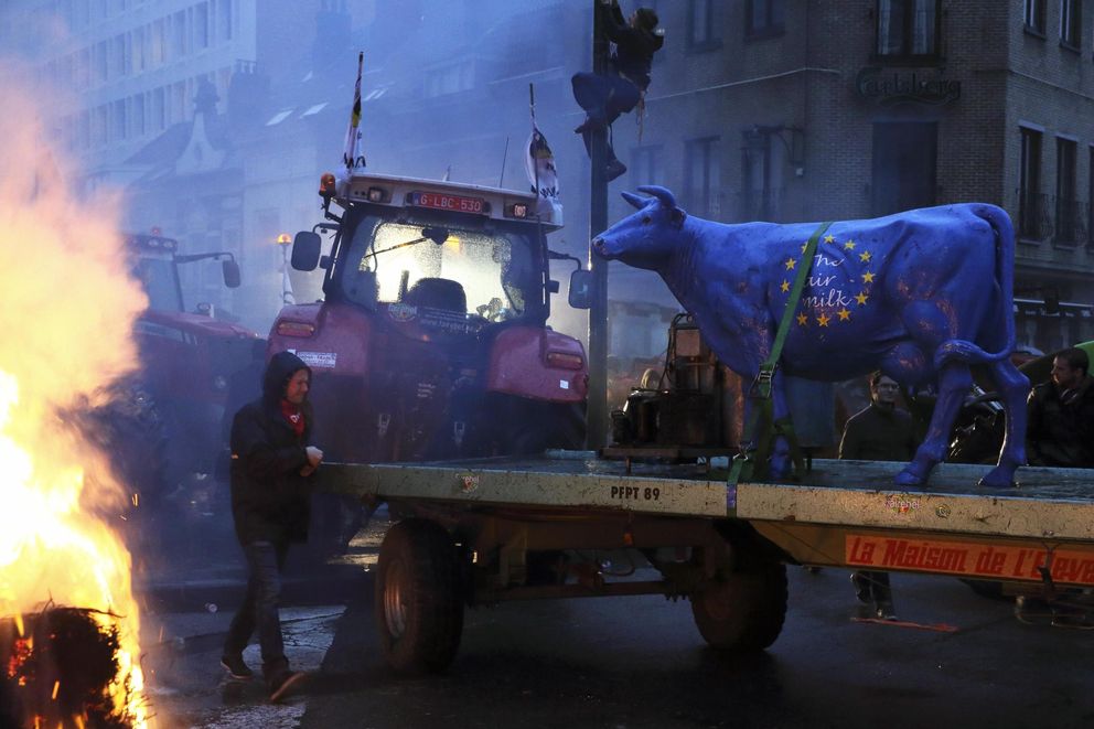 Protestas de agricultores ante la sede de la Comisión Europea en Bruselas (Reuters).