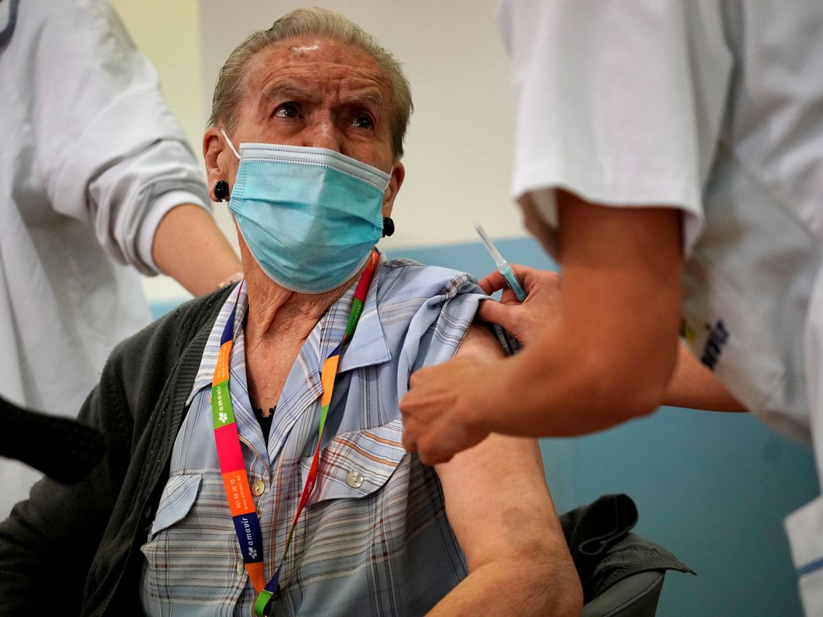 Foto: Un hombre recibe la vacuna del covid. (Reuters)
