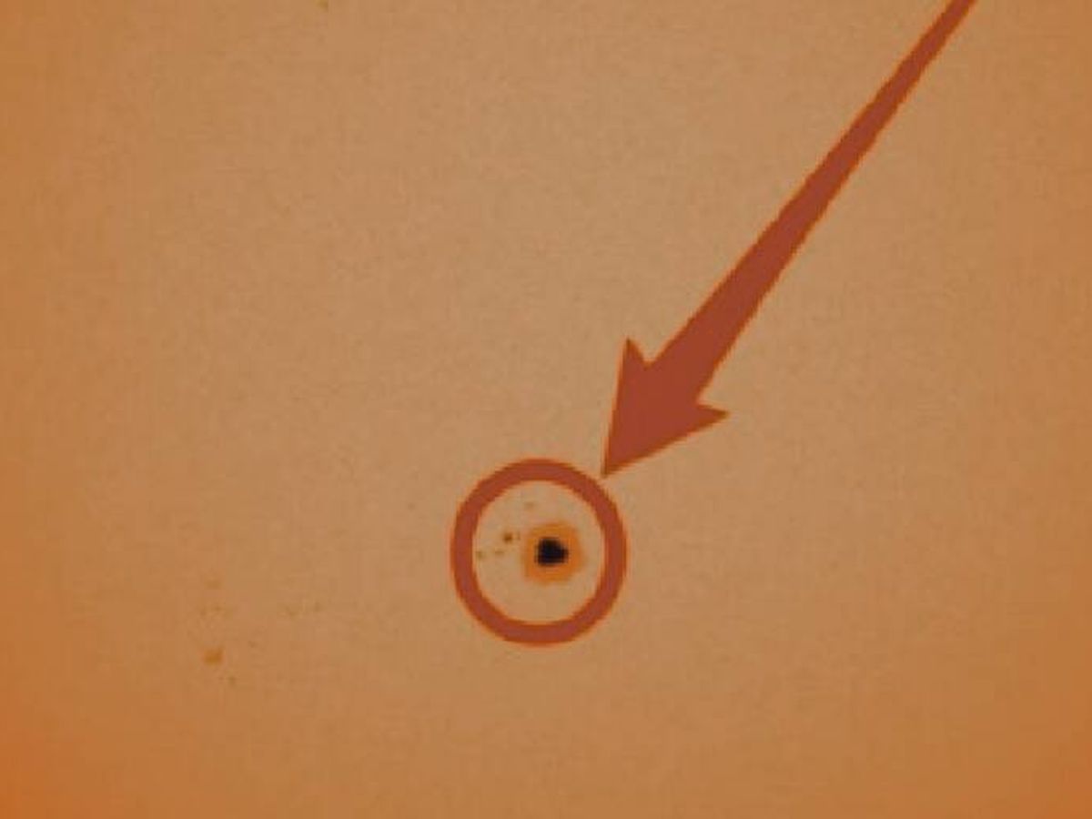 Foto: Vigilan una mancha en el Sol cuatro veces más grande que la Tierra ante una potencial llamarada solar (NASA)
