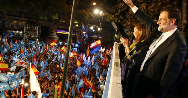 Foto: Mariano Rajoy celebra la victoria en las generales de 2011 desde el balcón de la sede del PP en Génova. (EFE)