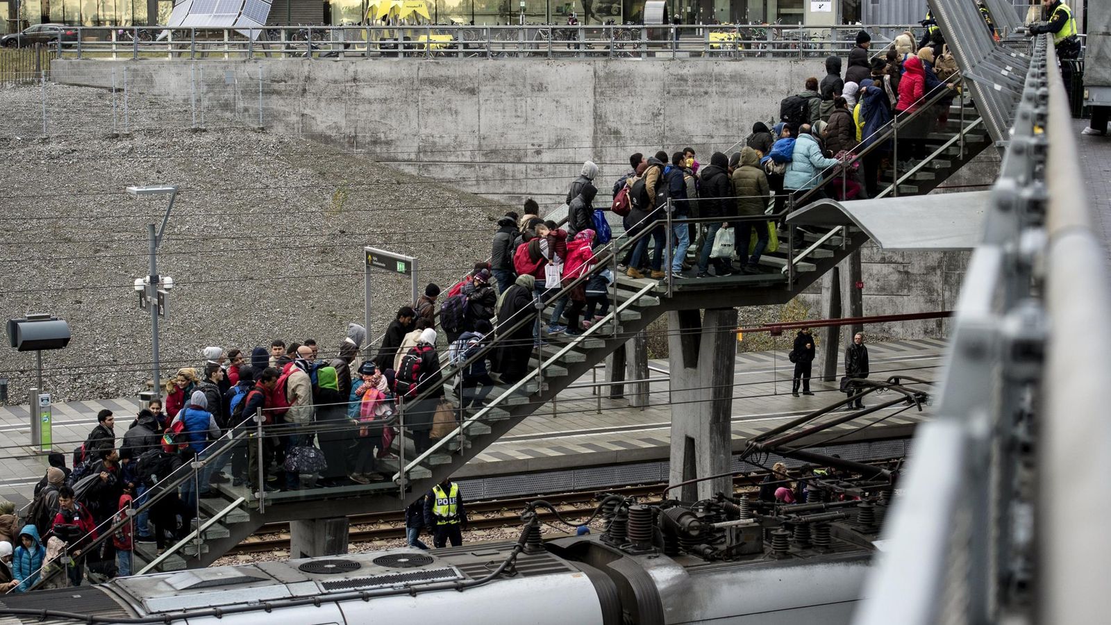 Foto: Refugiados procedentes de Dinamarca a su llegada a la estación de Malmo, Suecia. (Reuters) 