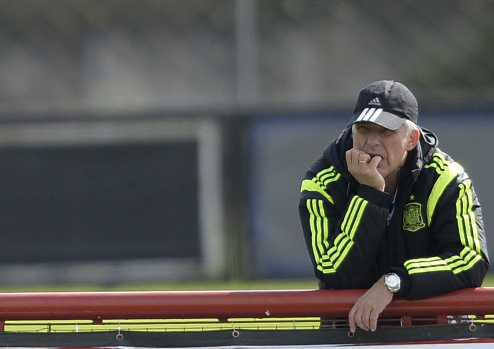 Foto: Villar contempla con gesto de preocupación un entrenamiento de la Selección durante el Mundial. 