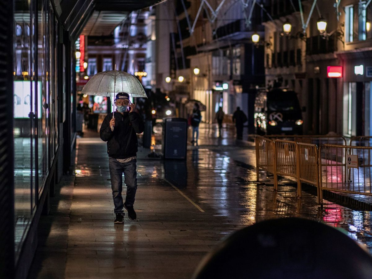 Foto: Una persona camina por la madrileña calle Preciados. (EFE)