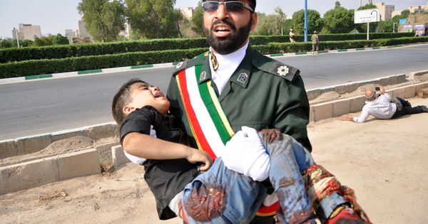 Foto: Un soldado iraní carga en brazos un niño herido durante el atentado perpetrado en pleno desfile militar en la ciudad de Ahvaz. (EFE)