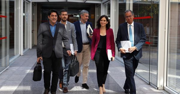 Foto: Isabel Díaz Ayuso con parte de la dirección de su grupo parlamentario. (EFE)