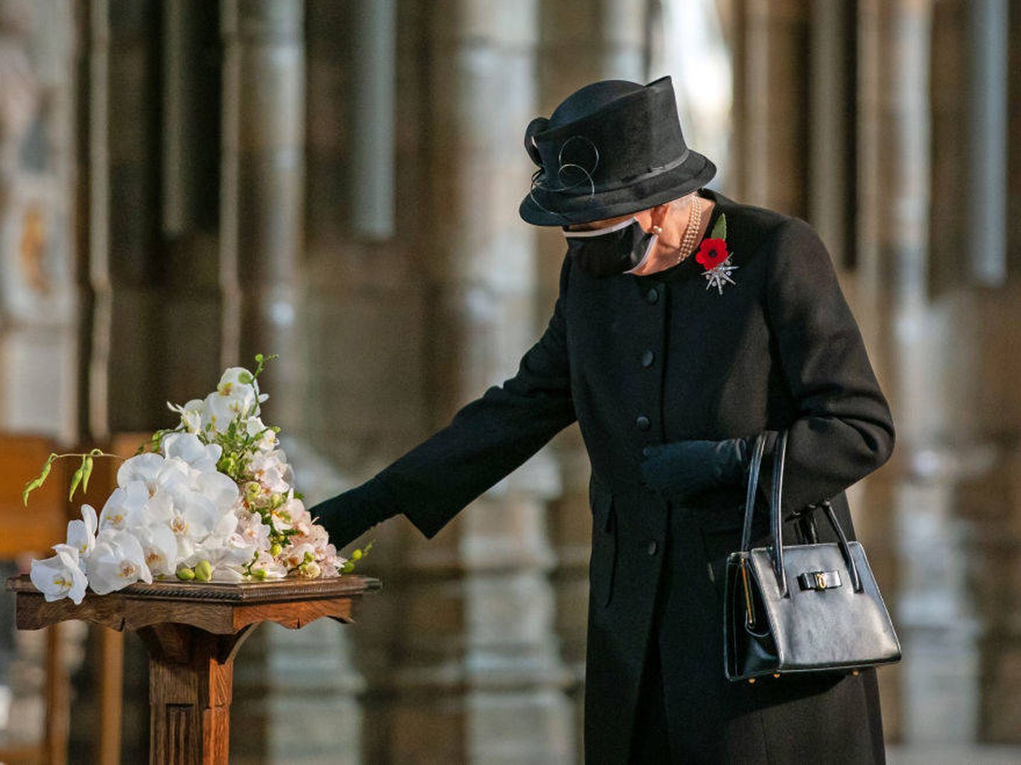 La reina en el acto en solitario conmemorando la tumba del Guerrero Desconocido. (Getty)