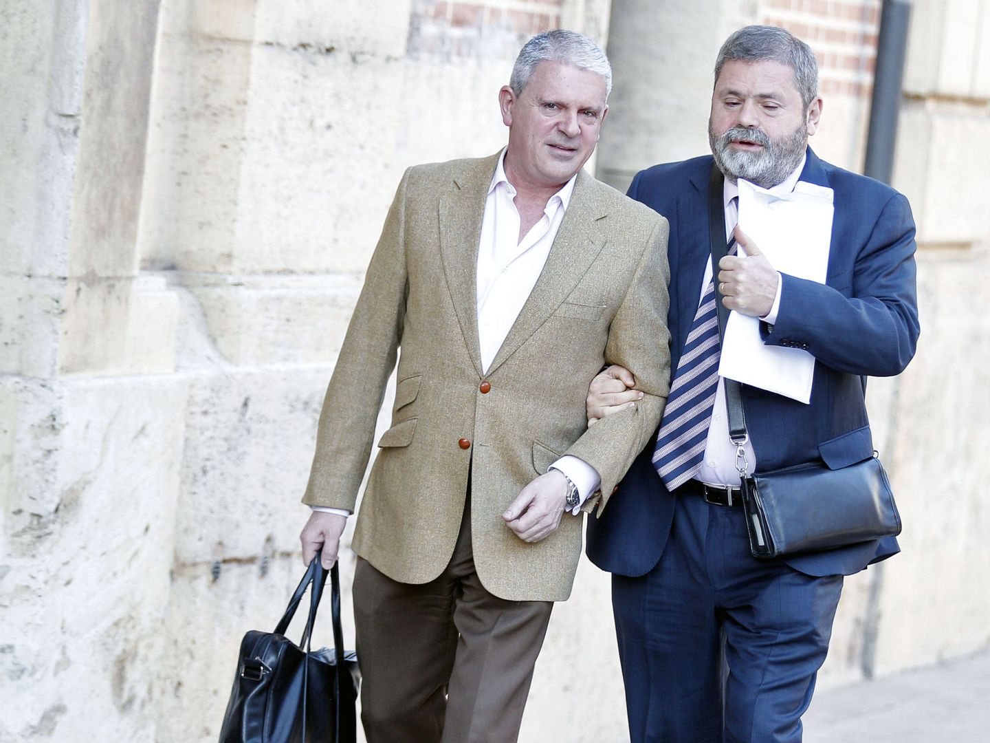 Pablo Crespo (i), acompañado de su abogado, Miguel Durán. (EFE)