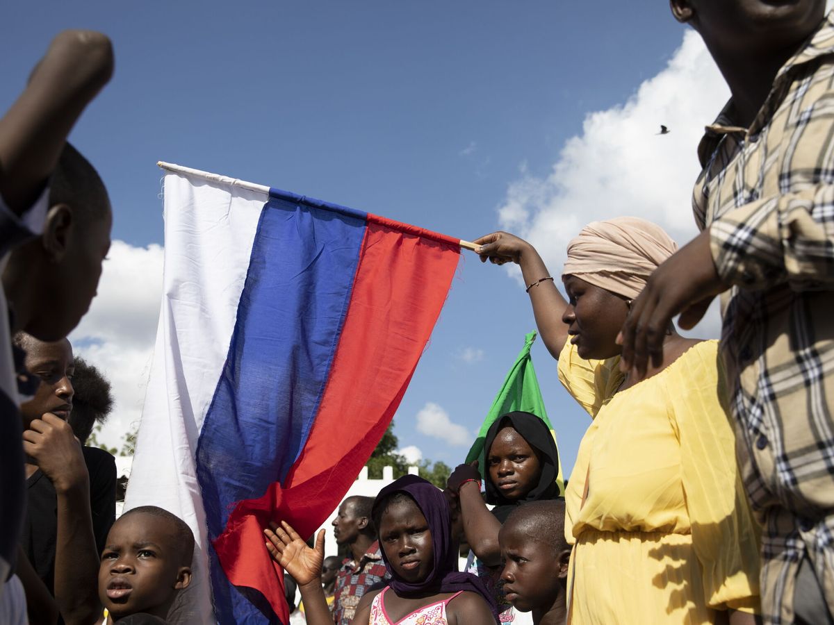 Foto: Manifestantes en Mali, con banderas rusas. (EFE/Hadama Diakite) 
