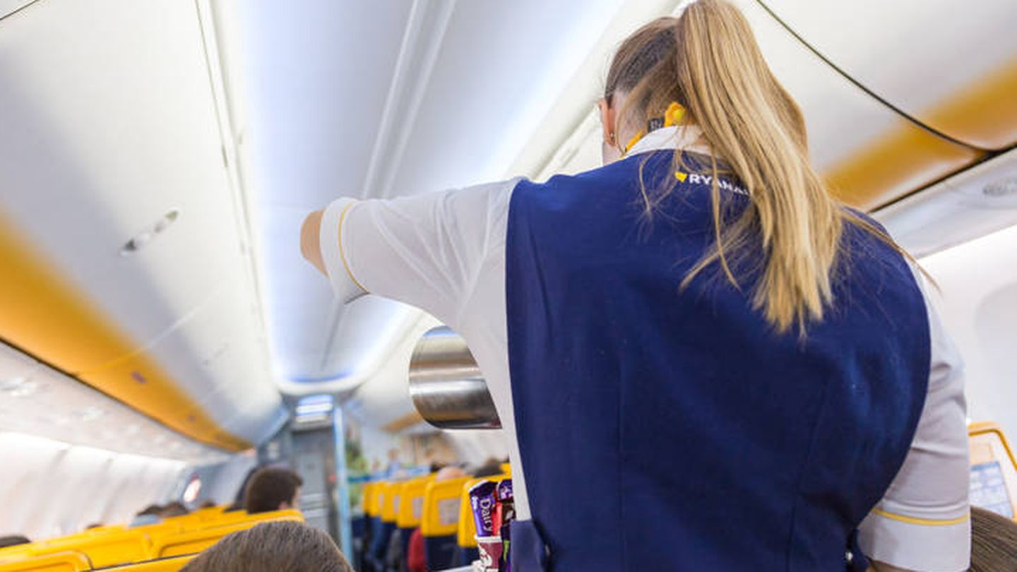 Una azafata de Ryanair sirviendo bebidas durante un vuelo. (iStock)
