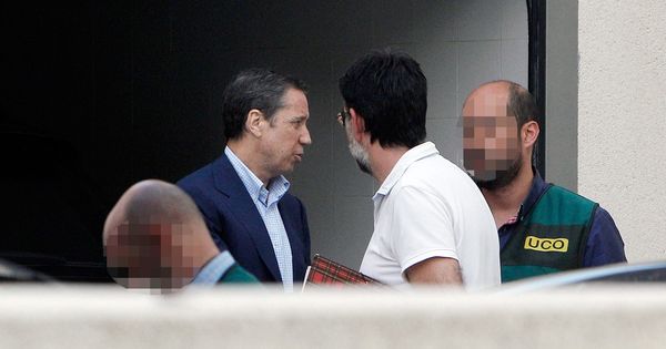 Foto: Eduardo Zaplana, a su llegada a su chalé de Benidorm junto a la comisión judicial tras ser detenido este martes. (EFE)