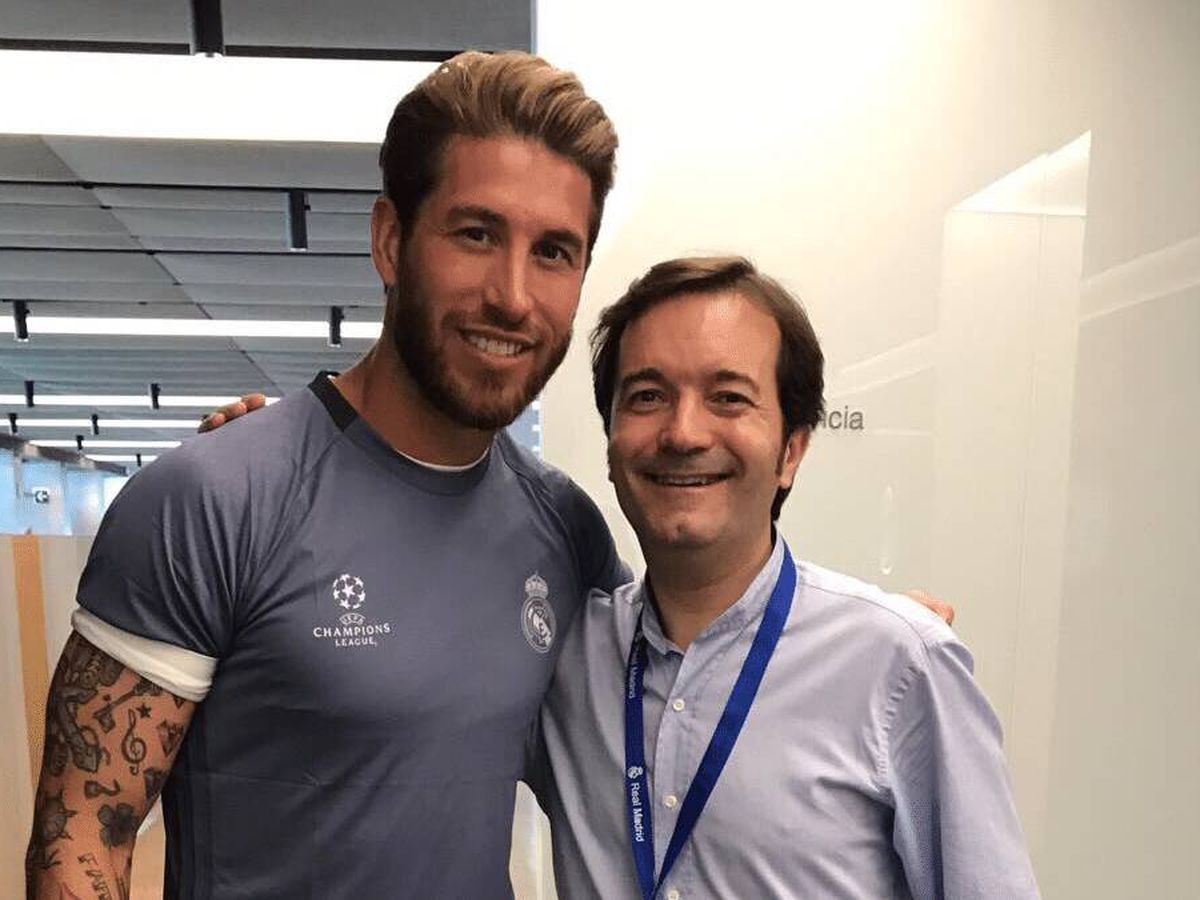 Foto: Guillermo Valadés, junto al jugador del PSG Sergio Ramos. (COPE)