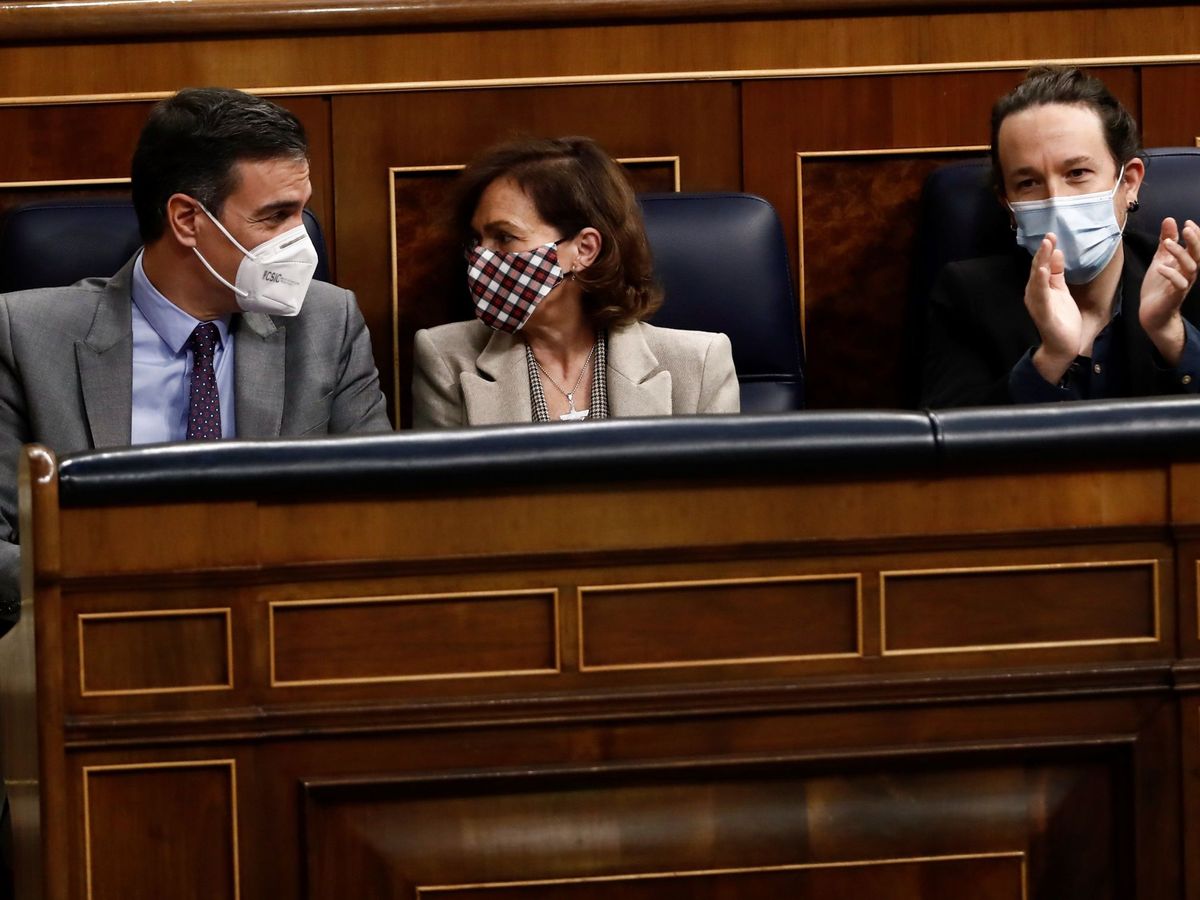 Foto: El presidente del Gobierno, Pedro Sánchez, junto a los vicepresidentes Carmen Calvo y Pablo Iglesias. (EFE)