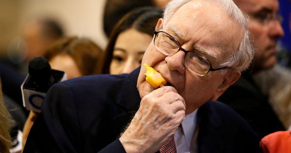 Foto: Warren Buffett comiéndose uno de los helados de su empresa, Dairy Queen (Reuters/Rick Wilking)