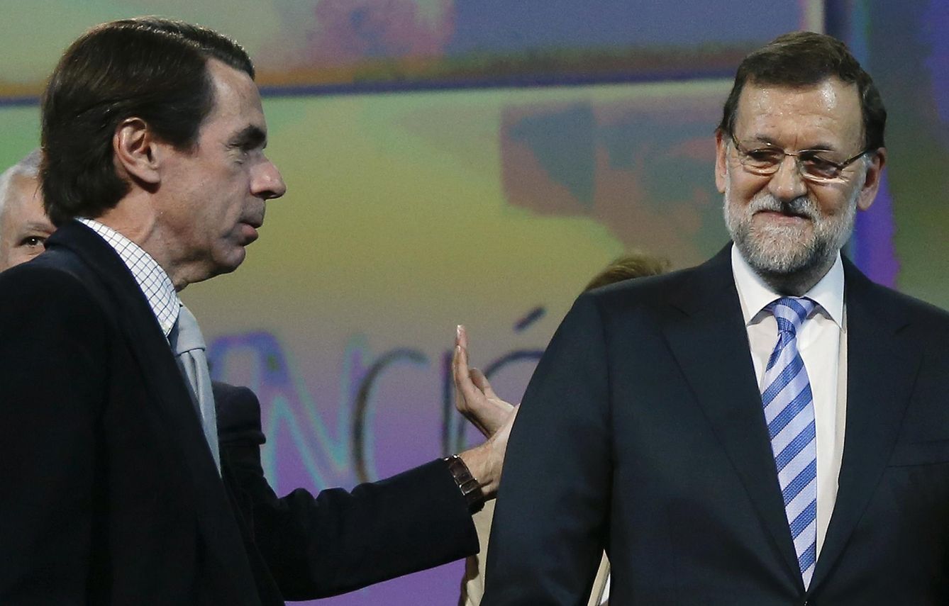 José María Aznar y Mariano Rajoy en un acto en 2015. (Reuters)