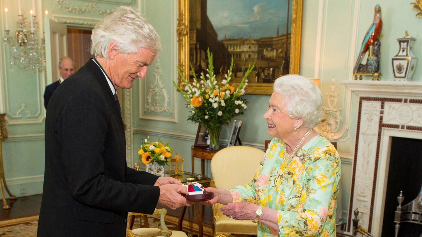James Dyson, junto a la reina Isabel II. (Reuters)