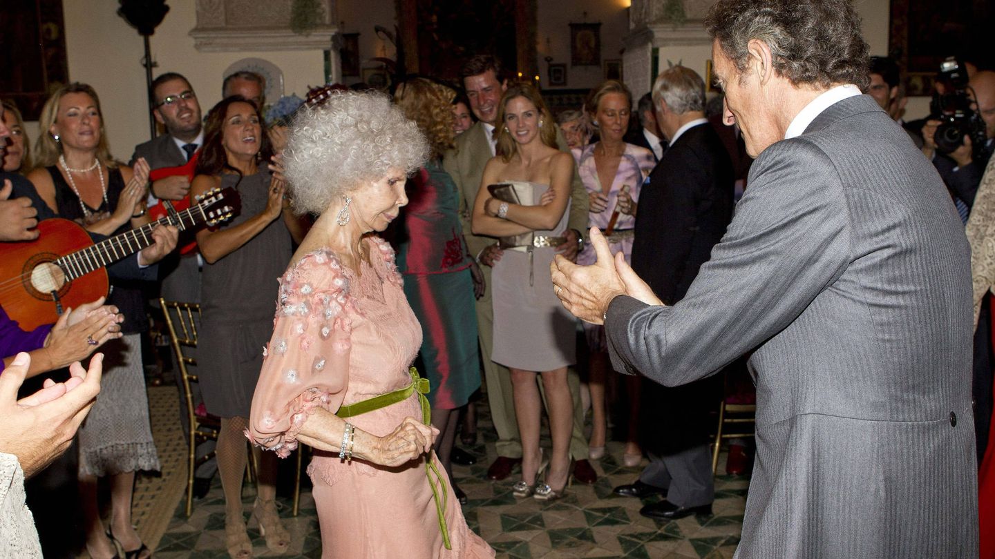 La duquesa de Alba, Cayetana Fitz-James Stuart, baila una sevillana el día de su boda con Alfonso Díez Carabantes, que toca las palmas. (EFE)