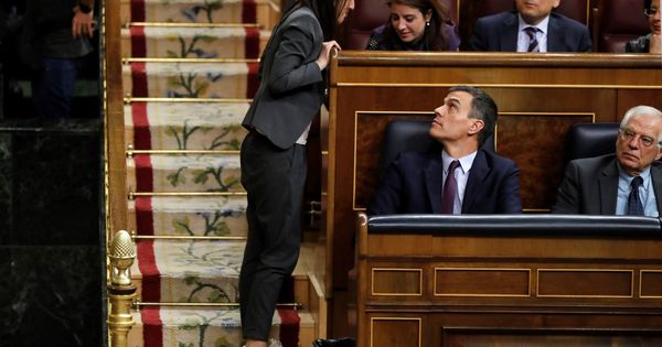 Foto: La portavoz de Unidos Podemos, Irene Montero (i), conversa con la diputada socialista Adriana Lastra durante el debate de totalidad de los presupuestos este martes en el pleno del Congreso. (EFE)