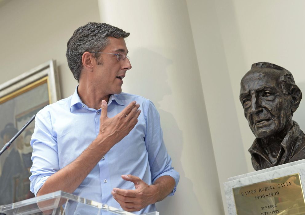 Foto: Eduardo Madina, junto al busto de Ramón Rubial. (EFE)