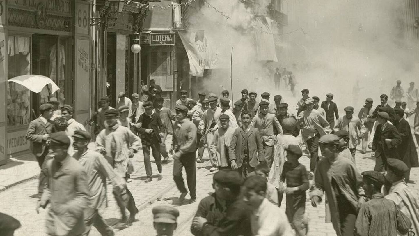 Disparo de traca en Valencia, 1909. (Biblioteca Valenciana)